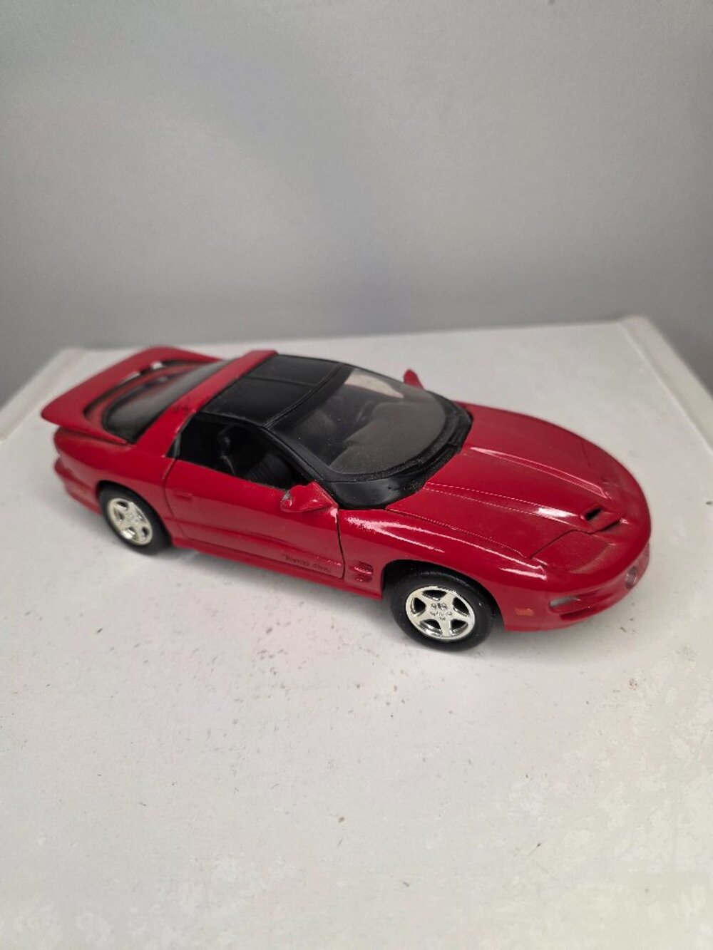 1999 Red Pontiac Firebird TransAm Scale 1:24 Car Diecast Model